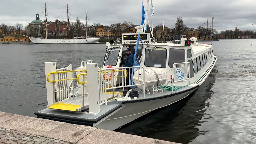 Den nya pendelbåtslinjen 84 lägger till vid Slussen.