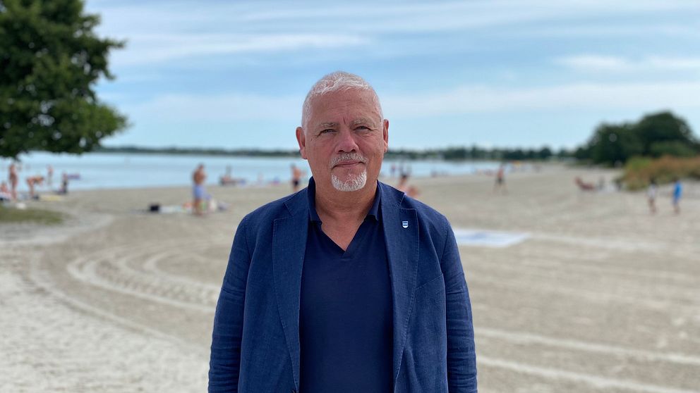 En man står vid strand