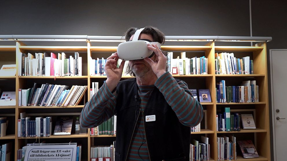 Bengt-Gunnar Österberg testar VR-glasögonen