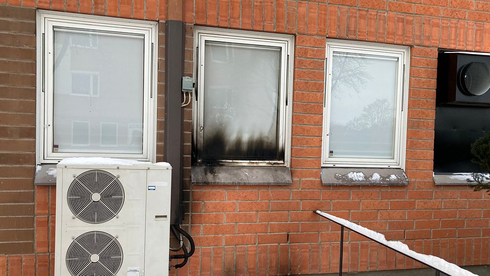 Husfasad med anlagd brand