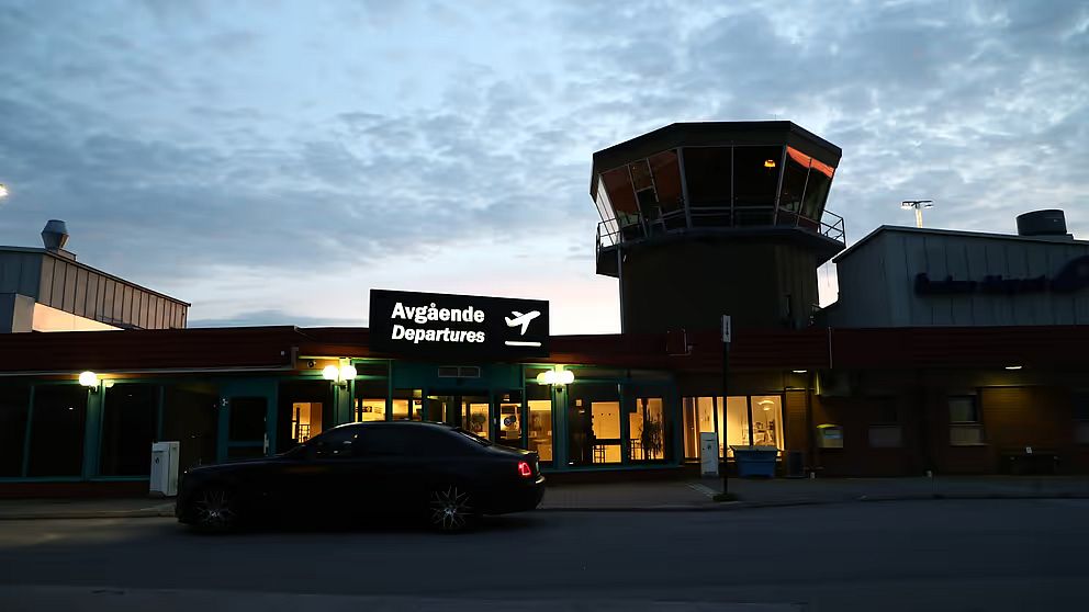 En silhuett av Örebro flygplats med ljus kvällshimmel i bakgrunden