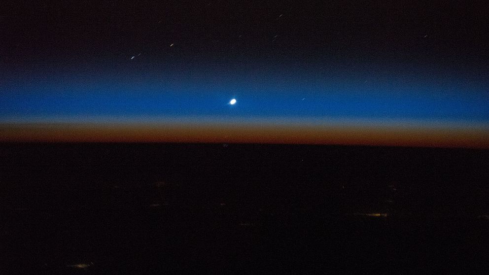 En bild på Venus i fjärran, sett från jordens yta.