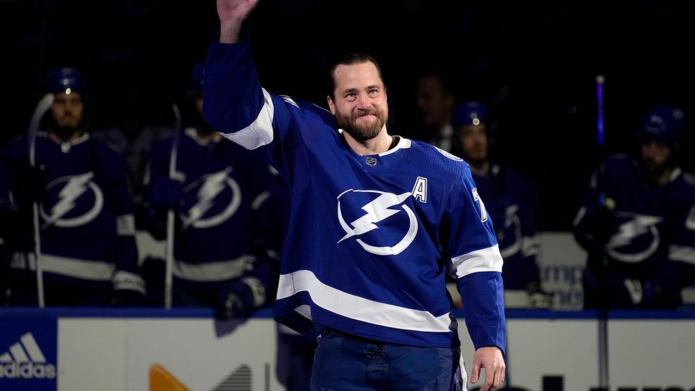 Victor Hedman vinkar till publiken när han hyllades inför sin 1000:e match för Tampa Bay i NHL.