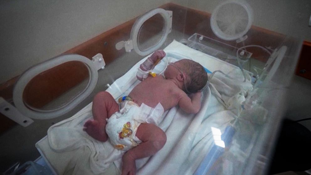 Bebis räddad från sin döda gravida mamma i Gaza