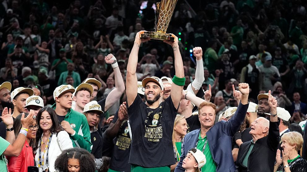Jayson Tatum lyfter Larry O'Brien Championship Trophy.
