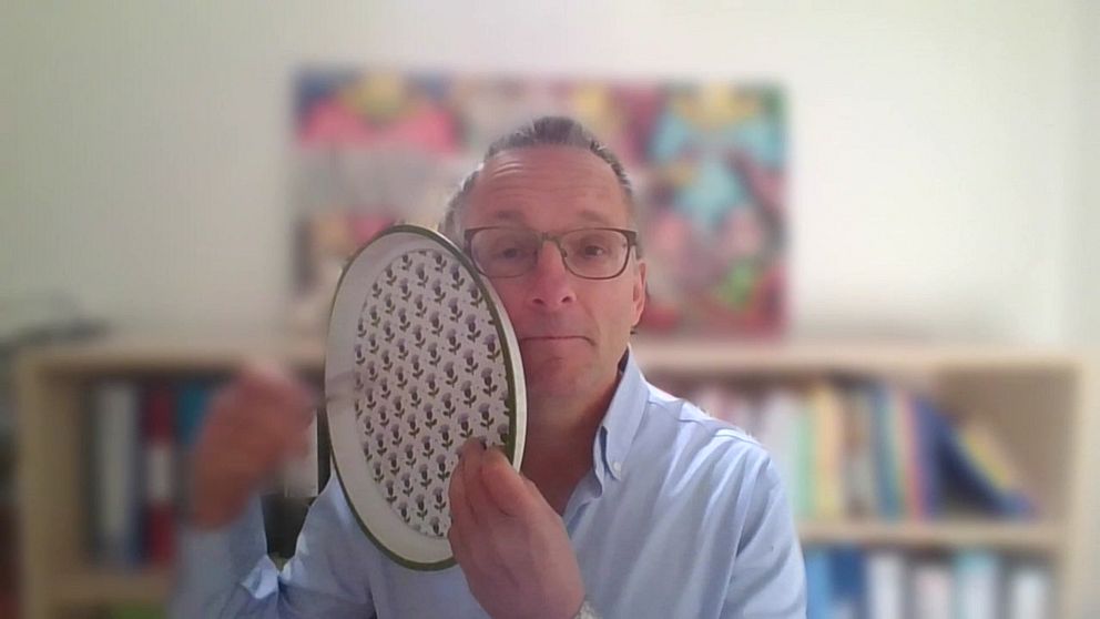 Läkaren Michael Mosley håller upp en bricka och en sked.