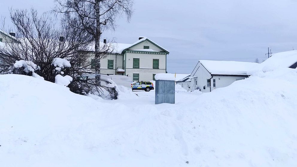 En polisbil står utanför ett vandrarhem i Gällivare.