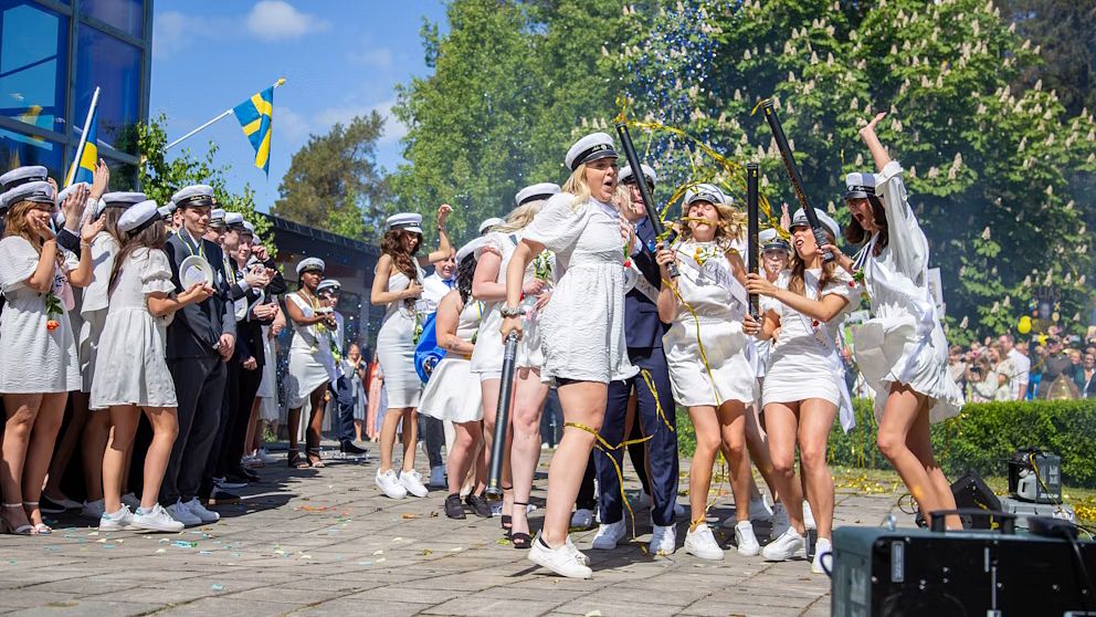 Elever firar studenten i Uppsala.