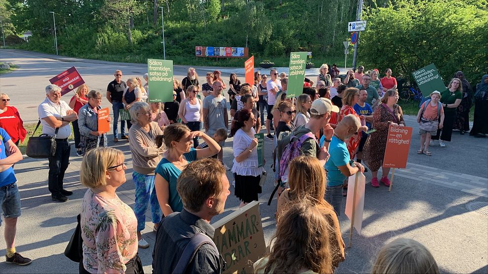 Människor står utanför Skjortans aktivitetshus i Flen för att manifestera mot neddragningar i skolan