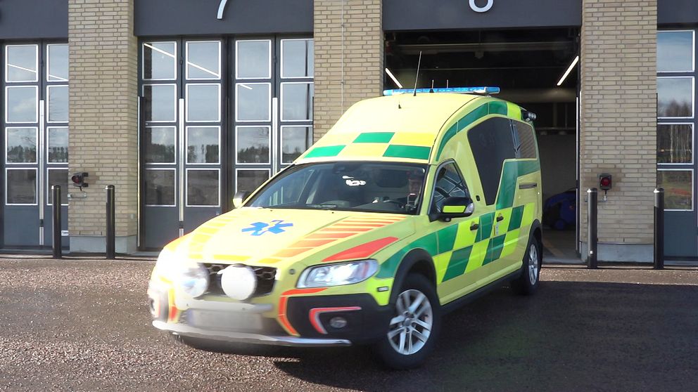 En ambulans rullar ut från ambulansstationen i Katrineholm. Inom kort ska den vidare till Ukraina.