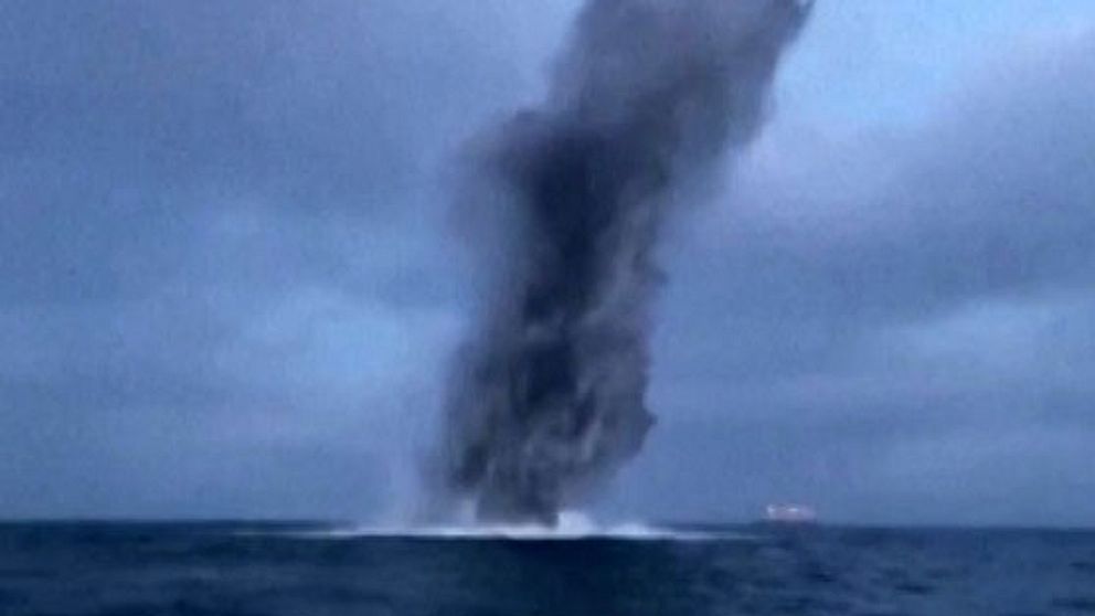 En explosion till sjöss.