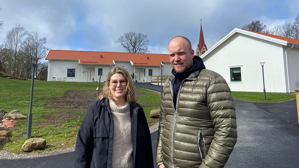 Andreas och Pia ANdersson står framför lägenheterna i Gödestad som de fick kämpa mot byggnadsnämnden för att få bygglov till.