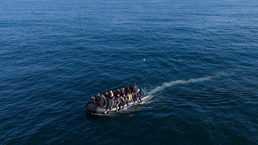 Människor som trängs ihop på en gummibåt