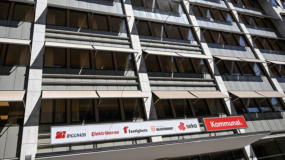 Fasaden på ett kontorshus med Kommunal och flera fackförbunds logotyper på en skylt.