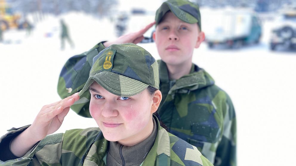 Två värnpliktiga i Luleå gör honnör.