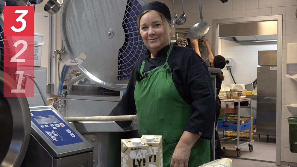 Köksansvarig på Skönsmons skola i Sundsvall Maria Sundberg står vid en stor gryta och kokar dagens lunch till de drygt 300 eleverna på skolan