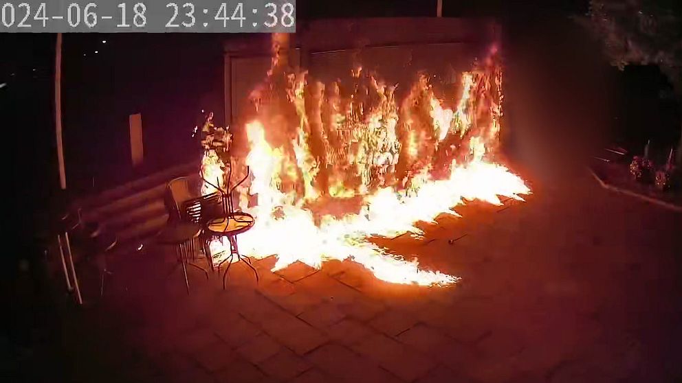 Övervakningsvideo visar en när en matvagn brinner.