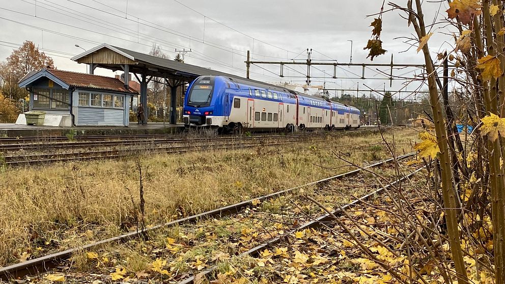 Ett Mälartåg står vid en järnvägsperrong i Nyköping.