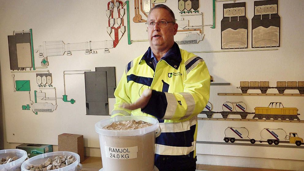 Jörgen Staflund, fabrikschef Heidelberg Materials i Skövde, förklarar hur cement tillverkas i deras fabrik.