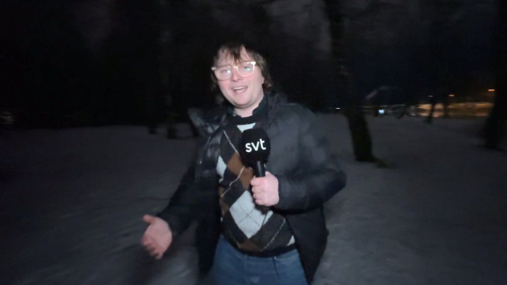 Reporter i mörkret.