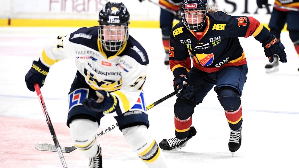 Två damhockeyspelare jagar efter pucken