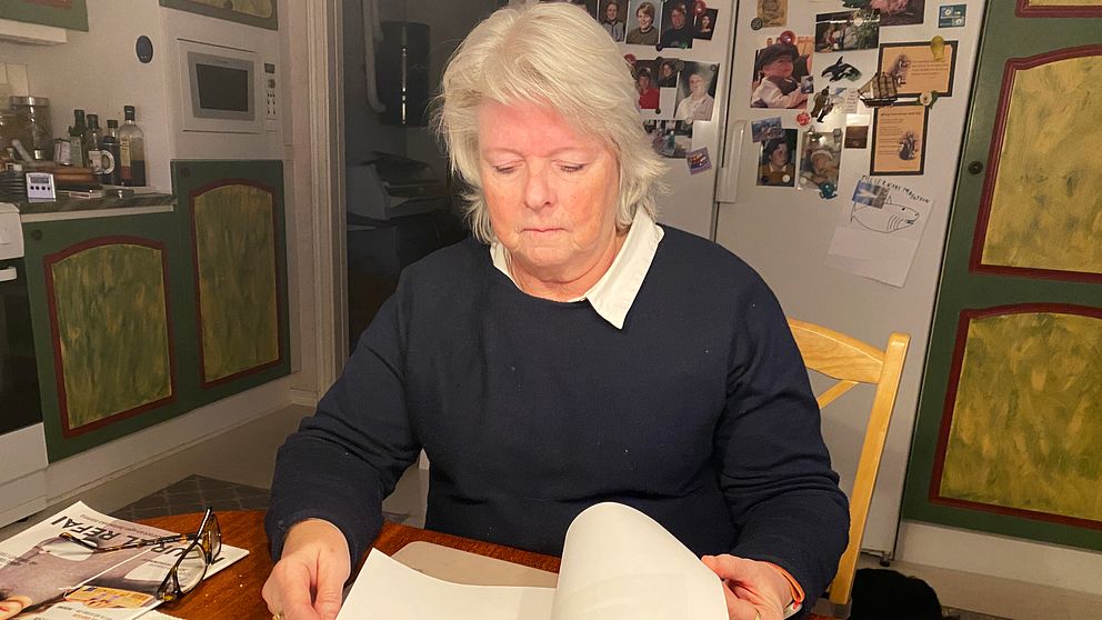 Bigitta Sohlberg, ordförande i Stiftelsen Dalarnas Museum, tittar i takbesiktningspapper