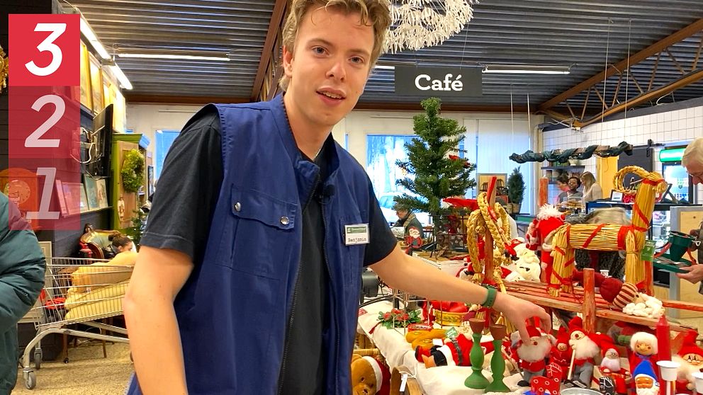 en personal på pmu i falun står och donar med julpyntet i affären