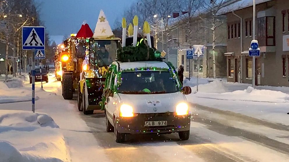 Luciaklädda fordon som kör genom Arvidsjaur.