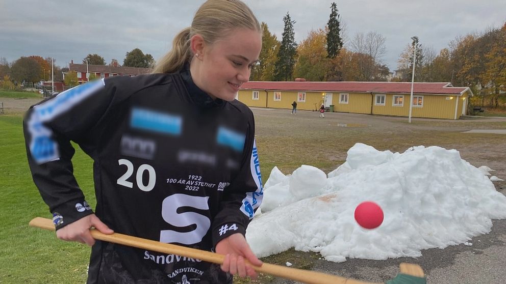 Bandyspelare med klubba och boll