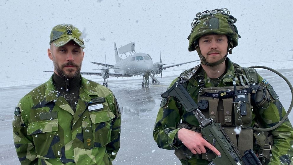 stf bataljonschef Erik Mohlander och kompanichef Robert Daremo framför radarspaningsflyget