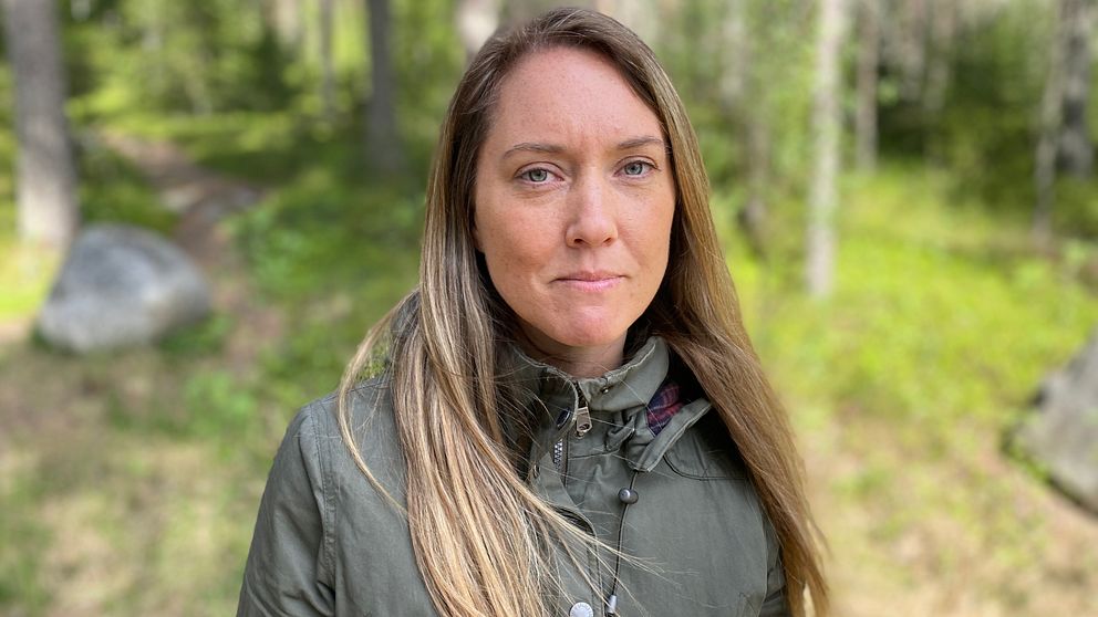 Bild på biologen Emilia Vesterlund i skogen