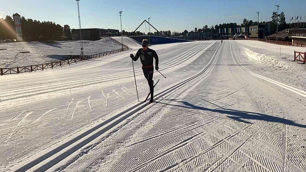 Alvar Myhlback åker skidor på lugnet i Falun