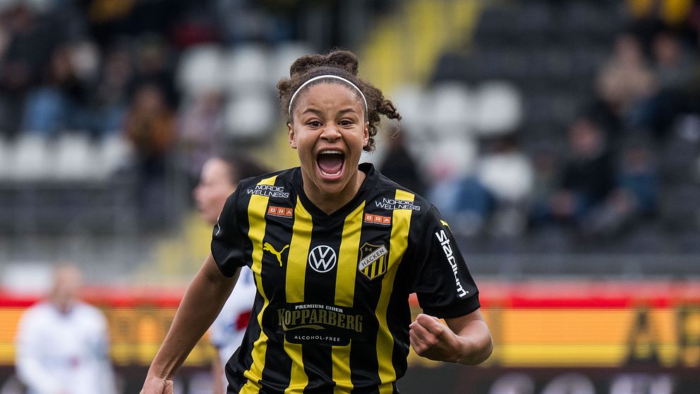 Fotbollsspelare i svartgul Häcken-tröja springer på planen under match.