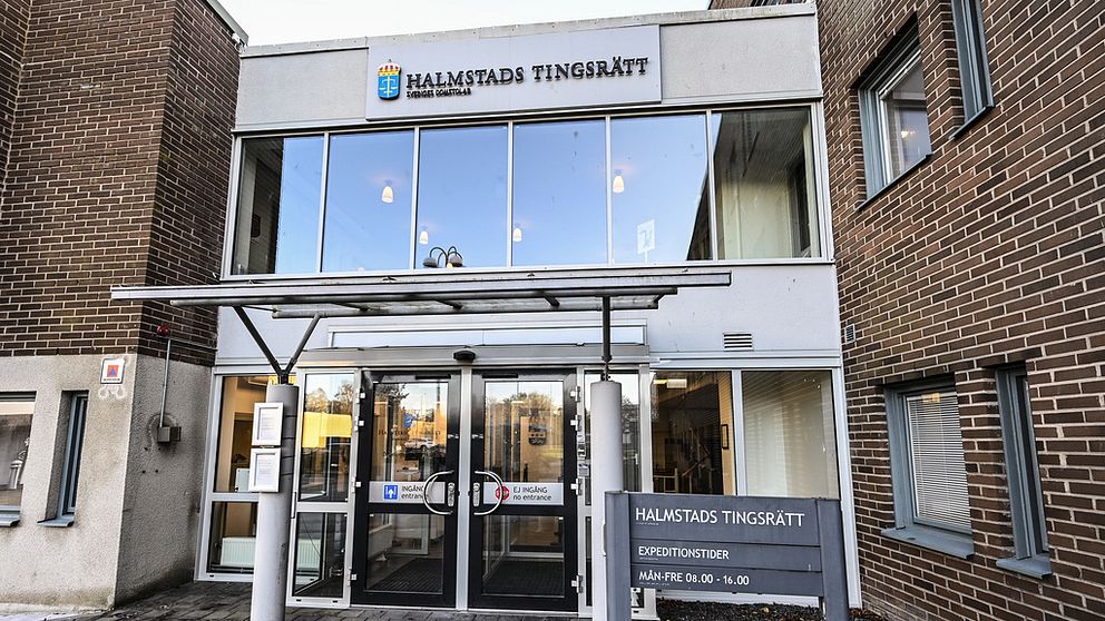 En bild på entrén till Halmstad Tingsrätt