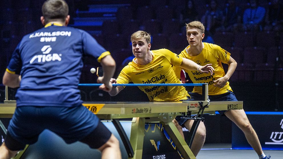 Svenska bordtennisspelare i dubbelmatch under en internationell tävling.