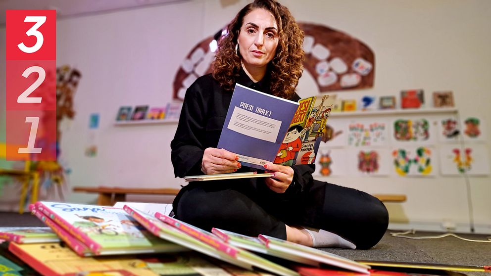 Marlen Eskander, chef på Läsfrämjarinstitutet, med böcker i handen. Hon ger tre tips till att få sina barn att läsa.