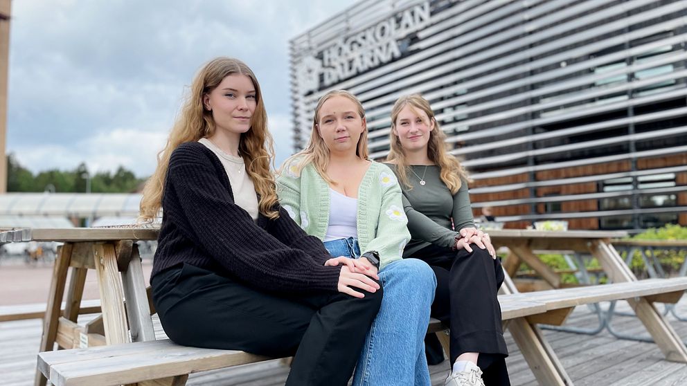 tgre kvinnliga studenter framför högskolan dalarna i falun