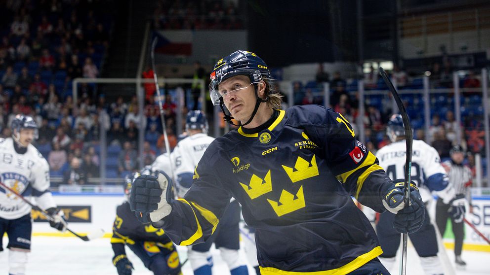 Svensk ishockeyspelare firar mål under landskamp mot Finland. Publik syns i bakgrunden.