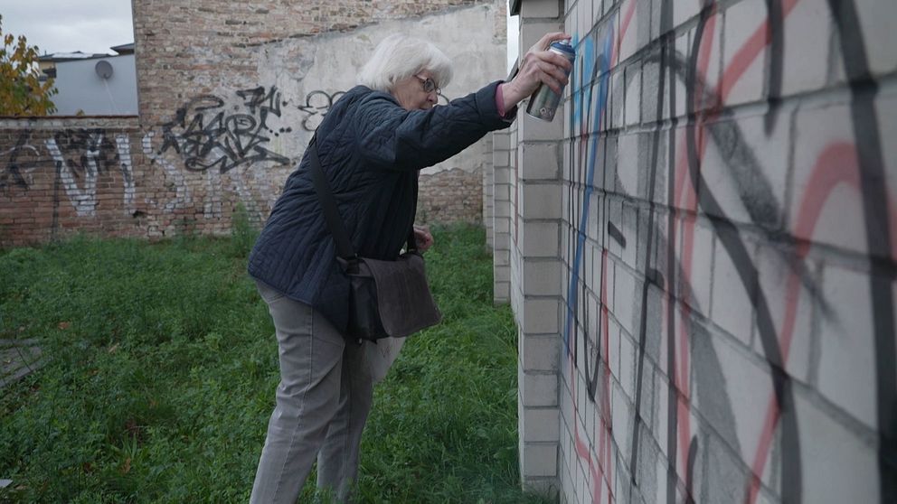 77-åriga aktivisten Irmela Mensah-Schramm sprejar över antisemitiska och rasistiska klotter.