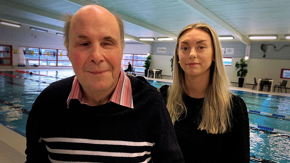 En man och en kvinna framför en simbassäng.