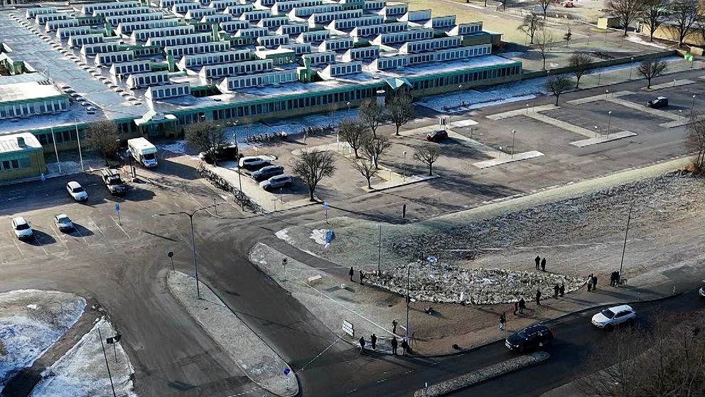 Campus Risbergska och minnesplatsen framför skolan, sett ovanifrån, drönarbild.