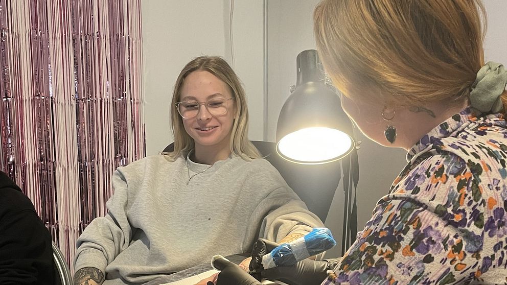 Tatueringsmässan lockade många, stora som stå till att skaffa nya tatueringar.