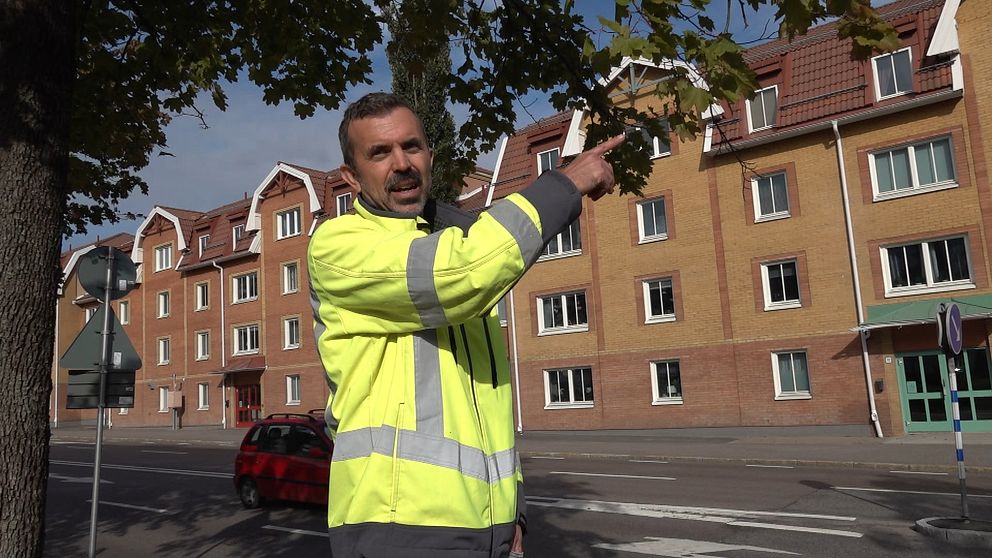 Trafikverket Nords specialist på vägutformning Oskar Lundblad vid det aktiva farthindret på Bergsgatan E14 i Sundsvall