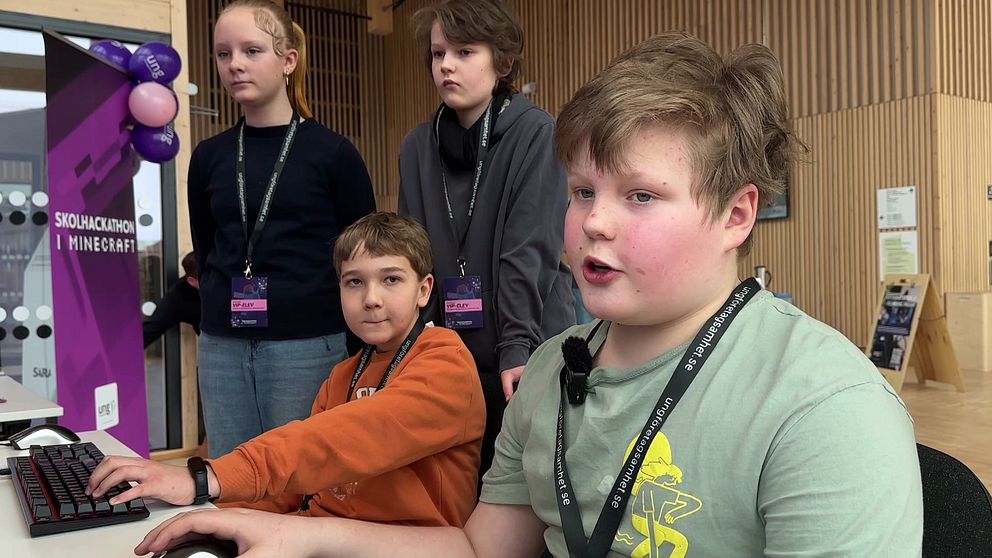 Skolhackathon vinnarna från Nybyskolan i Ånäset visar upp sin klimatneutrala stad de byggt i Minecraft