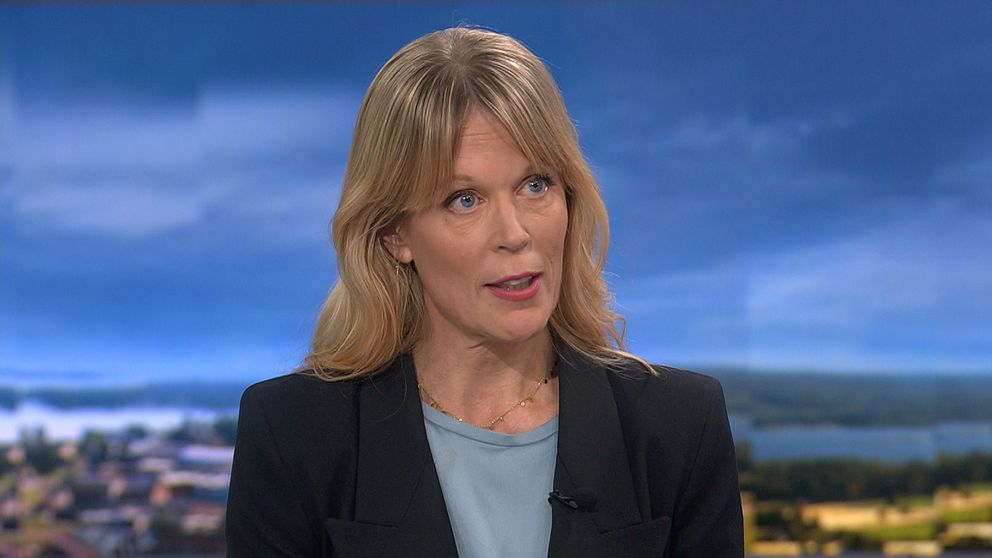 Stina Blomgren i Rapport-studion, ljushårig kvinna i svart kavaj