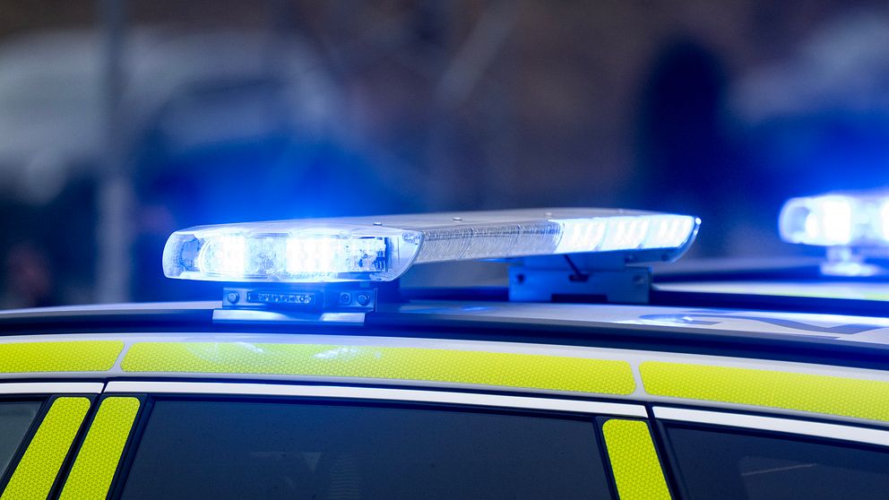 Anonym polisbil med blåljus