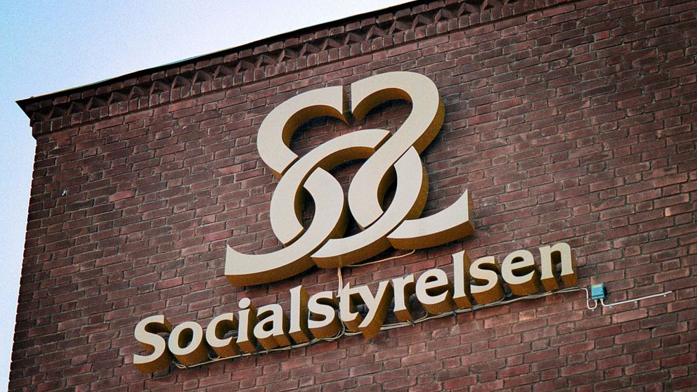 Socialstyrelsens logga på ett tegelhus