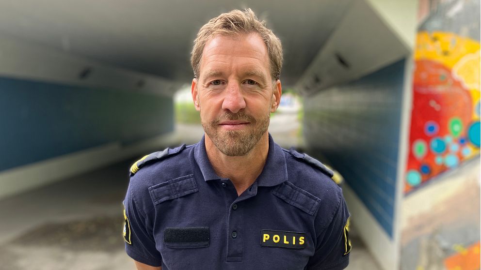 Mikael Alfredsson är kommunpolis i Södertälje och hälsar att studenterna inte behöver känna sig oroliga efter förra veckans händelse på en studentfest, där åtta personer nu sitter häktade misstänkta för bland annat mordförsök.