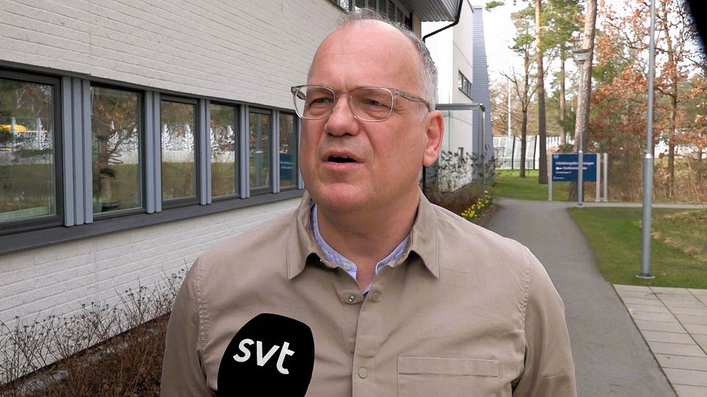 Mats Linde står vid förvaltningshuset