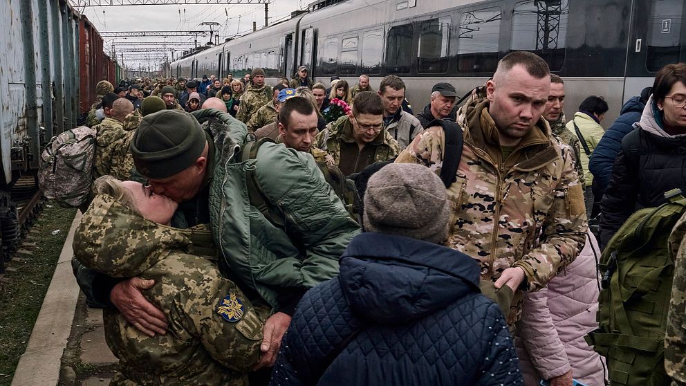 Ukrainska soldater på en järnvägsstation i Kramatorsk.